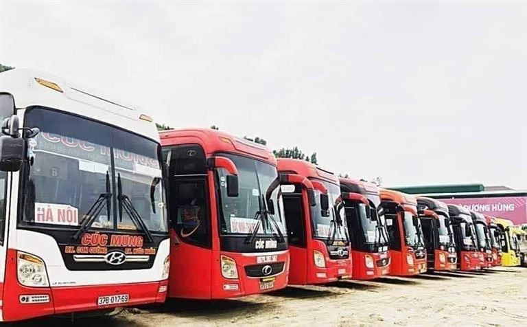 Đội ngũ nhân viên trẻ trung và chuyên nghiệp của nhà xe Cúc Mừng