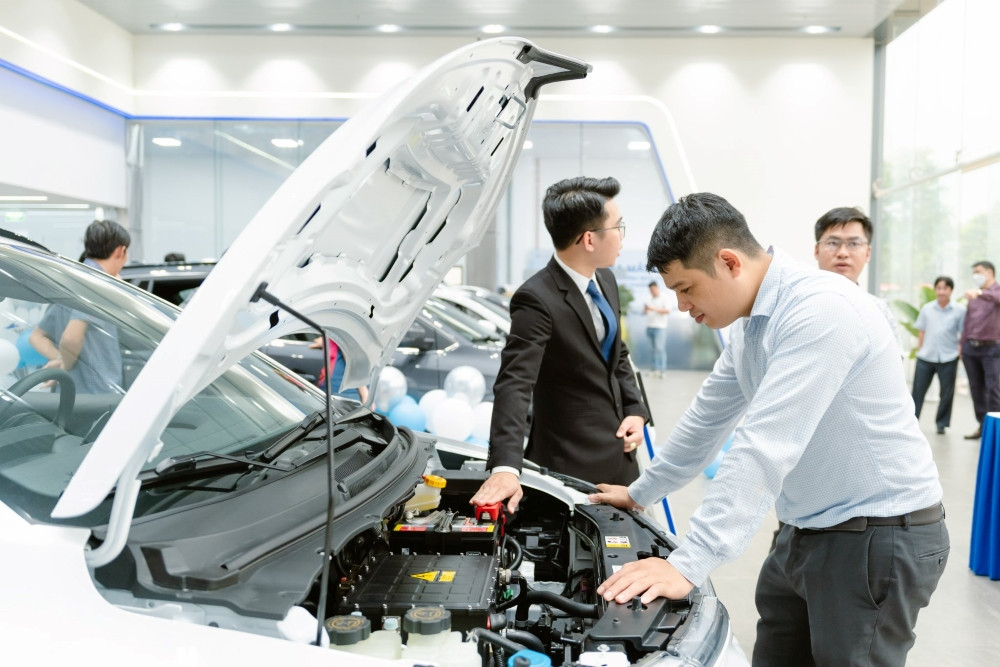 Đội ngũ nhân viên tư vấn chuyên nghiệp tại Showroom VinFast Bình Phước