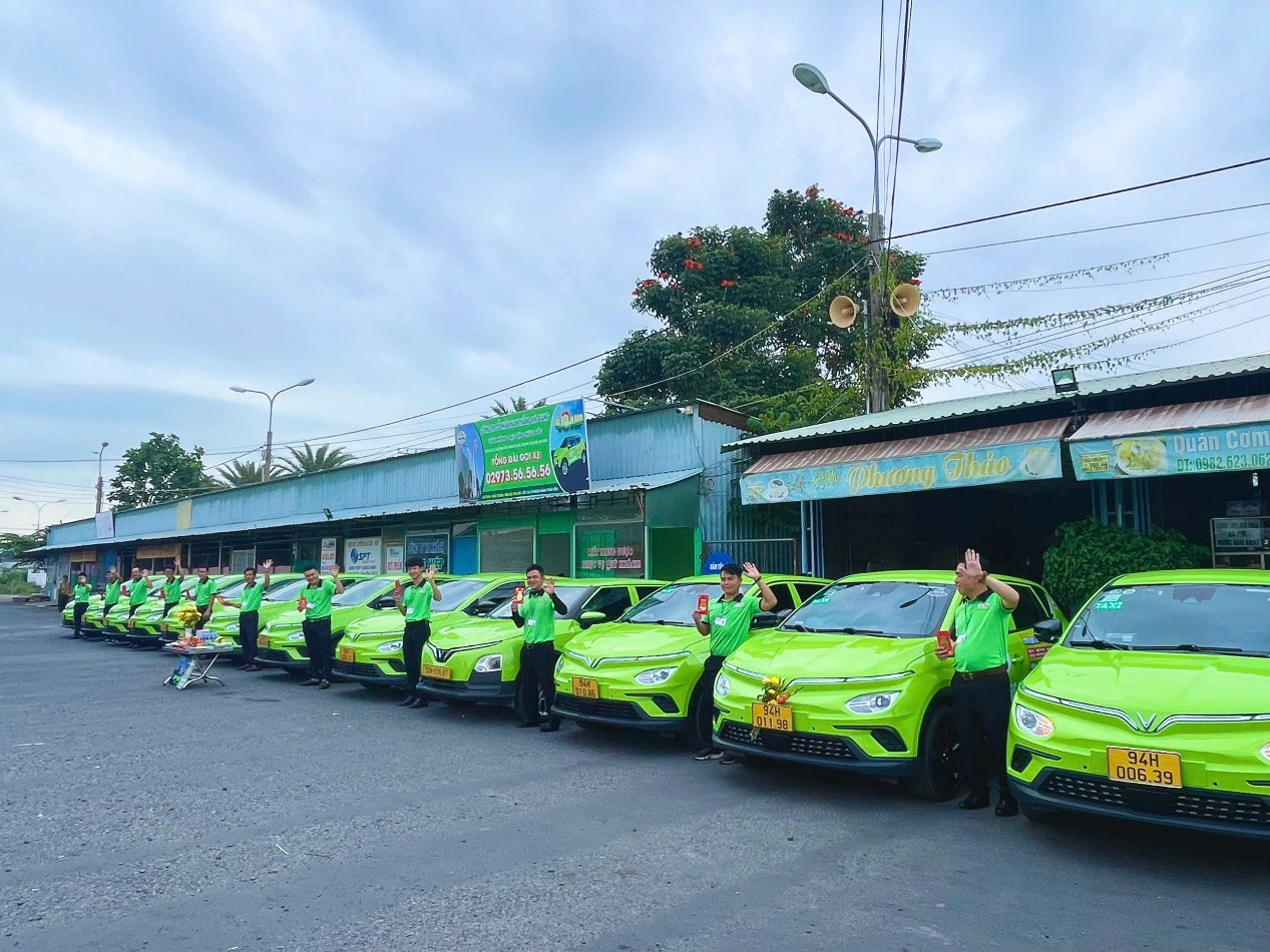 Đội ngũ tài xế tận tâm của hãng taxi điện Châu Đốc