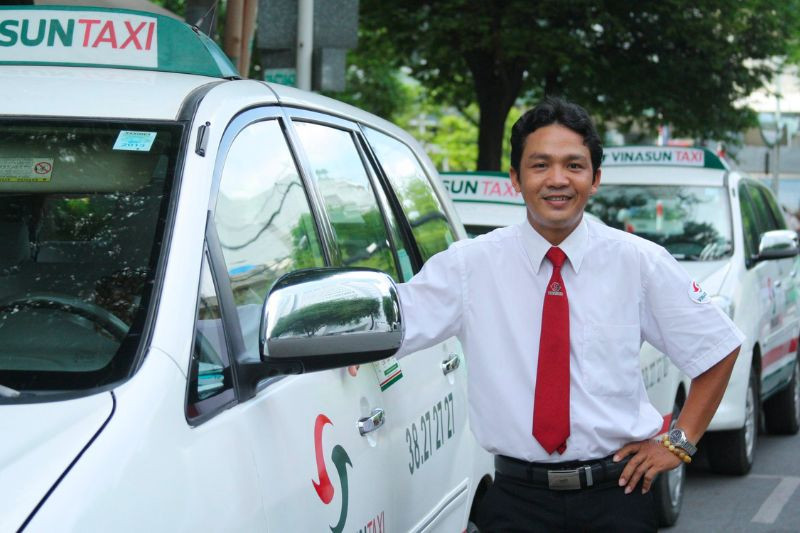 Đội ngũ tài xế taxi Vinasun Phan Thiết chuyên nghiệp và tận tâm sẵn sàng phục vụ du khách khám phá thành phố biển.