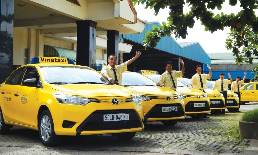 Đội ngũ tài xế Vina Taxi tươi cười, chuyên nghiệp, tạo ấn tượng tốt với khách hàng