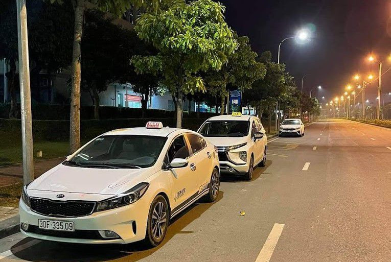 Đội ngũ xe taxi sơn tây 6262 hiện đại sẵn sàng phục vụ khách hàng