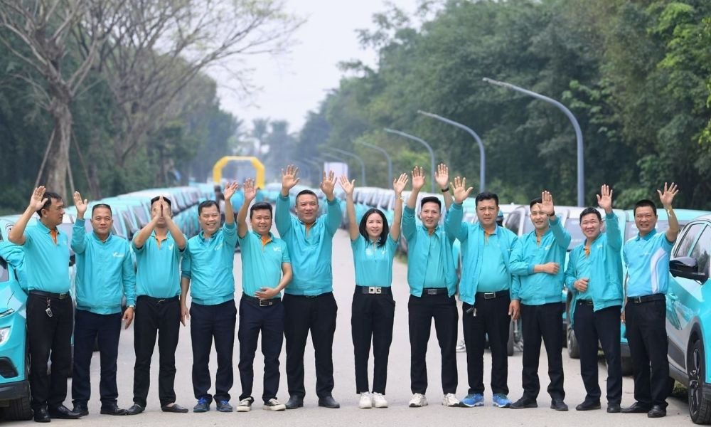 Đối tác kinh doanh bắt tay, tượng trưng cho mối quan hệ hợp tác cùng phát triển trong ngành vận tải.