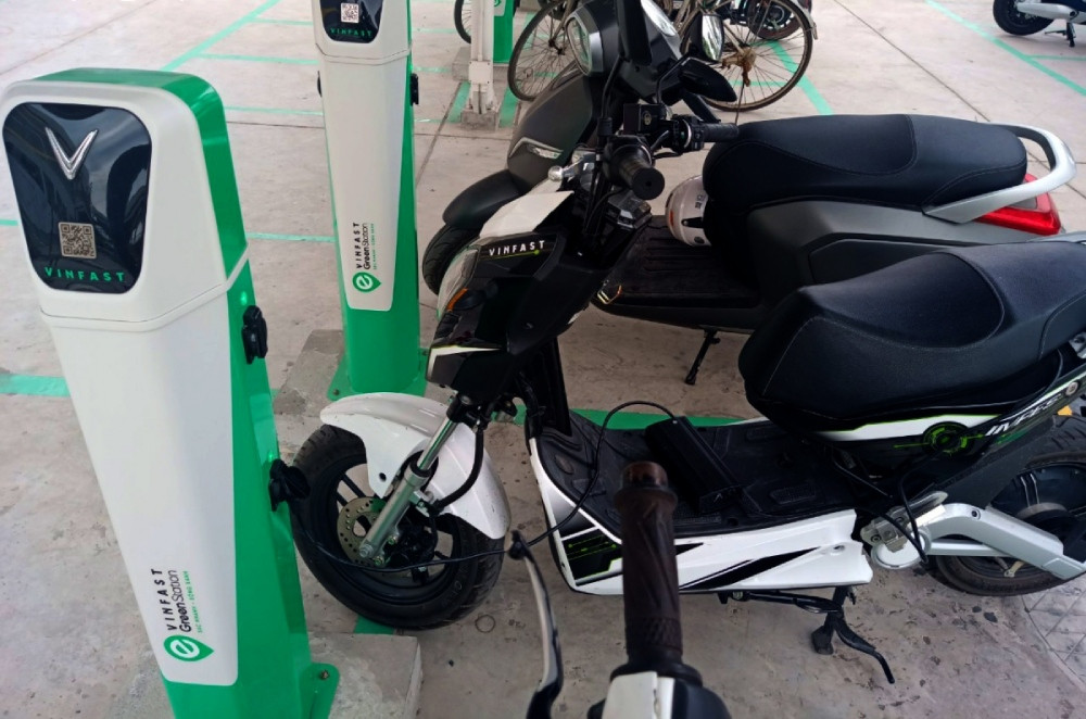 Đối với xe máy điện VinFast khi gặp sự cố không sạc được pin quý khách hàng liên hệ ngay hotline 1900232389 để được hỗ trợ