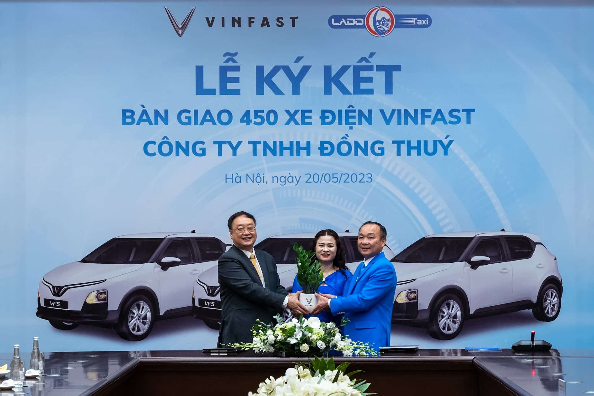 Đội xe điện VF 5 Plus của Lado Taxi Lâm Đồng đang hoạt động hiệu quả