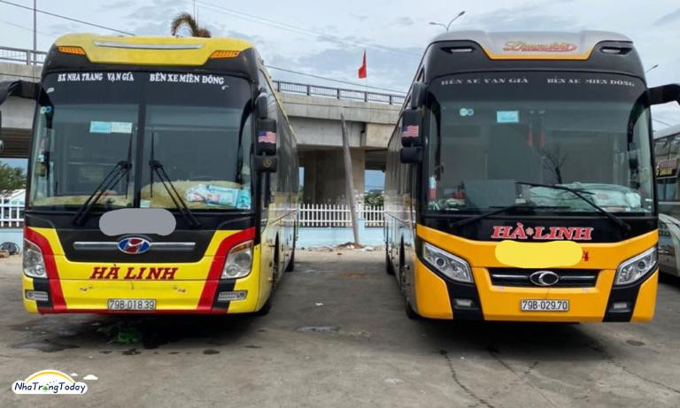 Đội xe khách hiện đại của Nhà xe Hà Linh trên đường đi