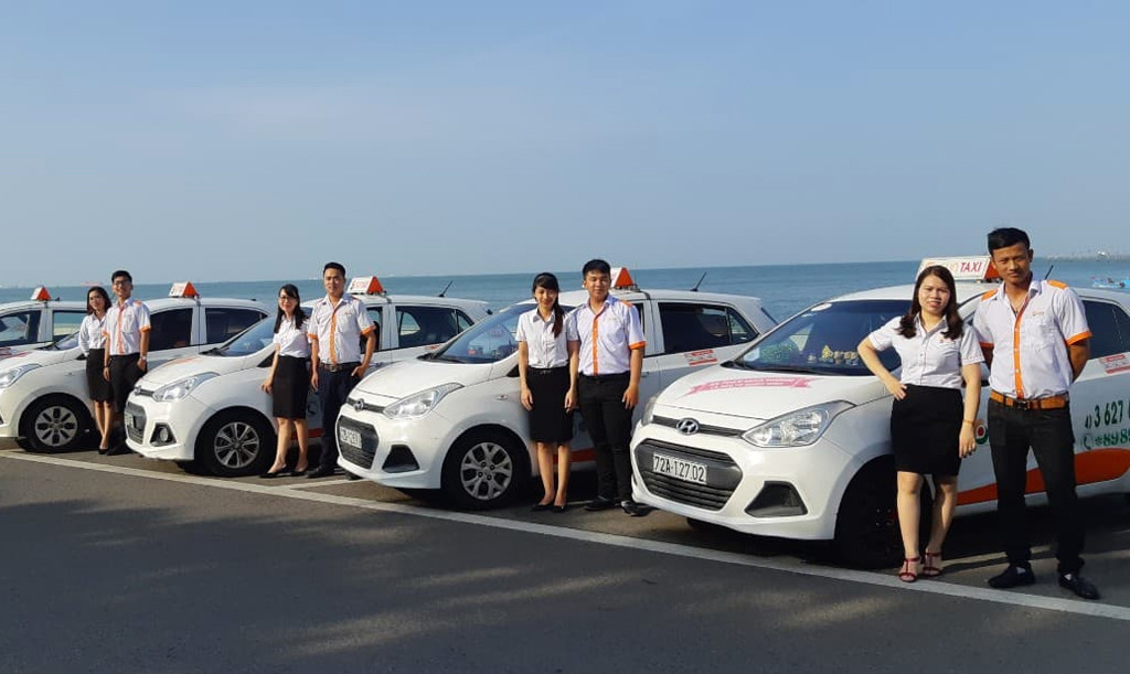 Đội xe Sun Taxi phục vụ khách du lịch tại Phan Thiết