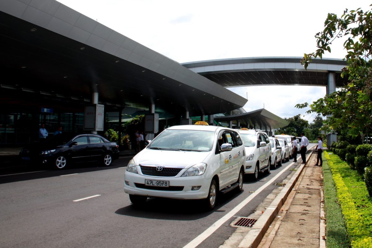 Đội xe taxi BMT xếp hàng chờ phục vụ hành khách tại bến.