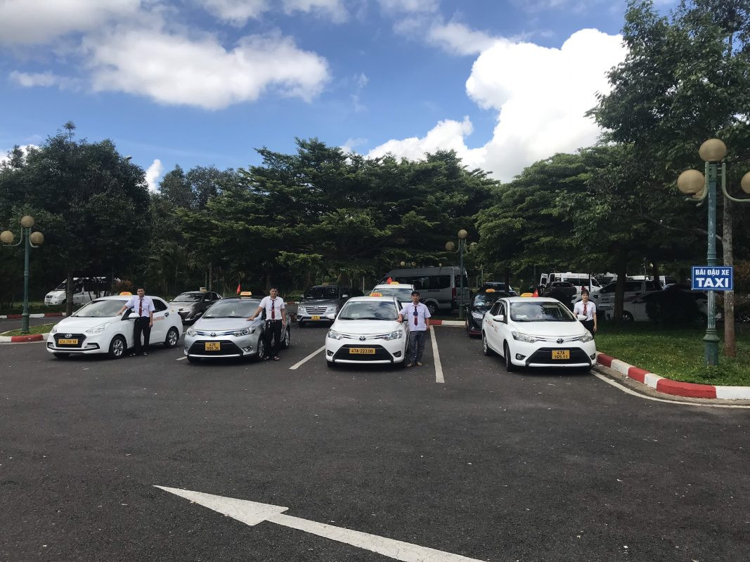 Đội xe taxi của Quyết Tiến đang đậu ngay ngắn tại sân bay Buôn Ma Thuột chờ đón khách