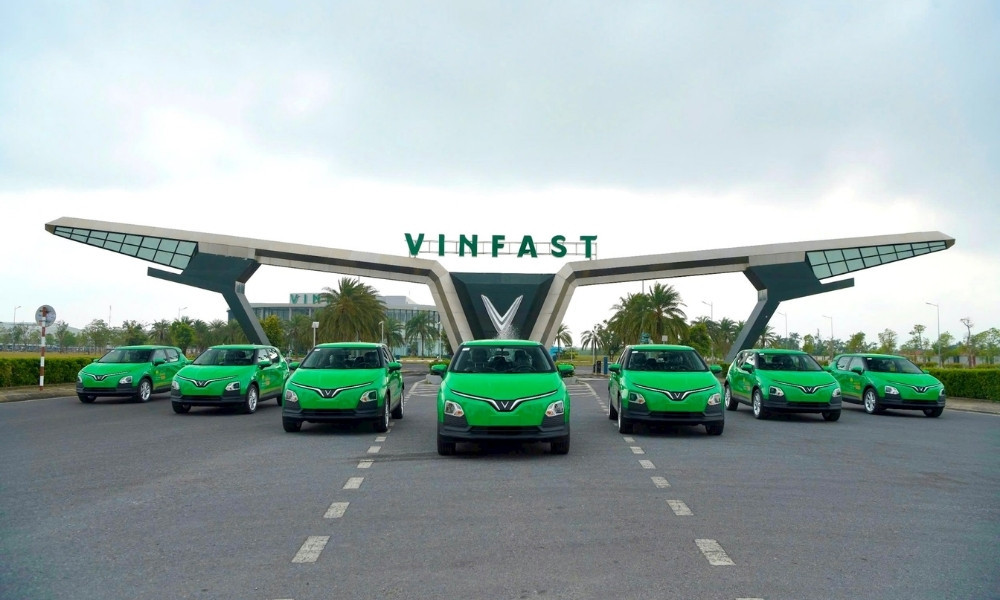 Đội xe taxi điện VinFast trong hệ thống Mai Linh, thể hiện xu hướng taxi xanh phát triển tại Việt Nam.