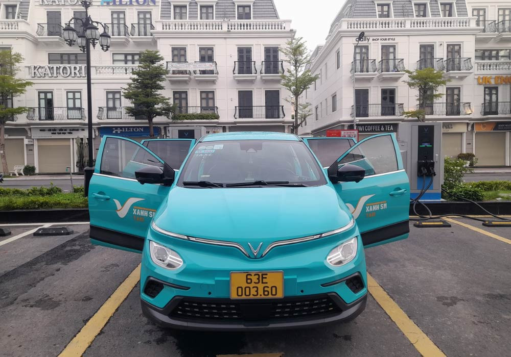 Đội xe taxi điện VinFast Xanh SM hiện đại tại Tiền Giang