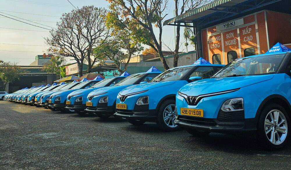 Đội xe taxi Lado màu xanh nổi bật sẵn sàng phục vụ nhu cầu di chuyển ở Đức Trọng, Lâm Đồng.