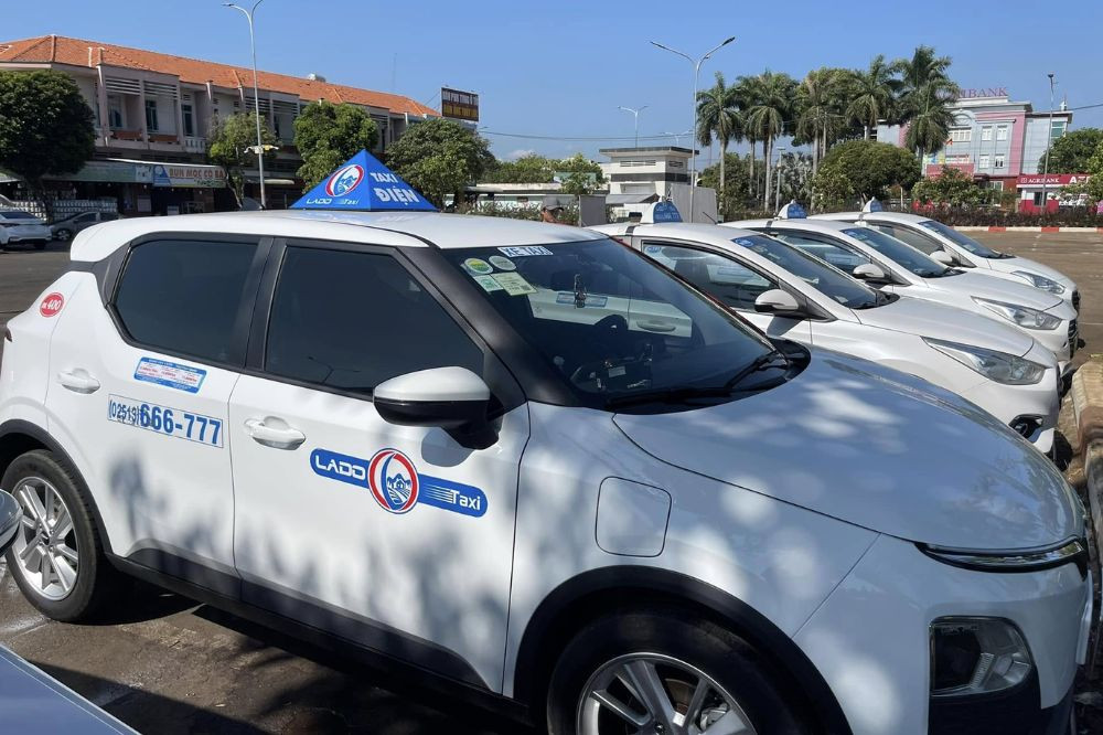 Đội xe taxi Lado phủ sóng rộng khắp, phục vụ nhu cầu đi lại của người dân Vĩnh Cửu
