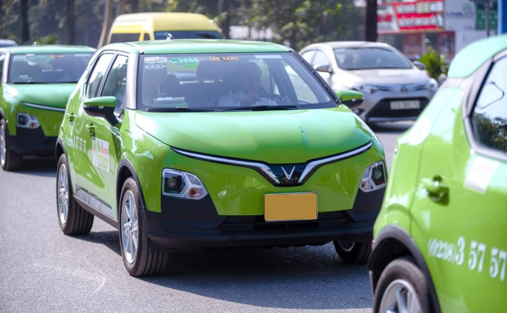 Đội xe taxi Mai Linh tại Tam Kỳ, thể hiện định hướng phát triển dịch vụ xanh, hướng tới xe điện tương lai