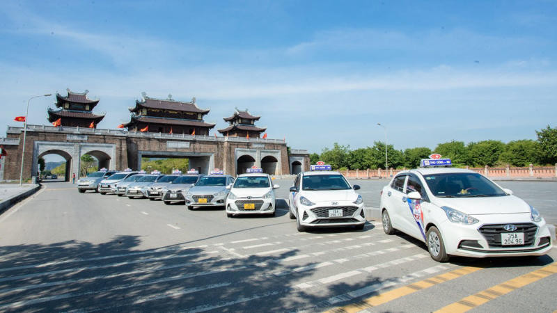 Đội xe taxi Phù Đổng màu vàng đỗ tại khu vực rộng rãi