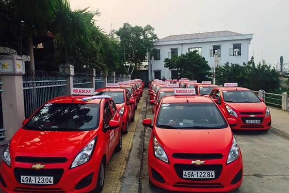 Đội xe taxi Sao Đỏ với các dòng xe hiện đại, phục vụ tại Đức Trọng