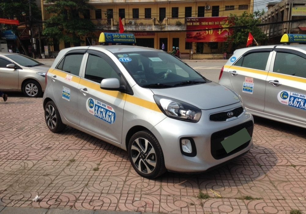 Đội xe taxi Sao Mai màu vàng rực rỡ đậu ngay ngắn, sẵn sàng khởi hành tại Hiệp Hòa Bắc Giang