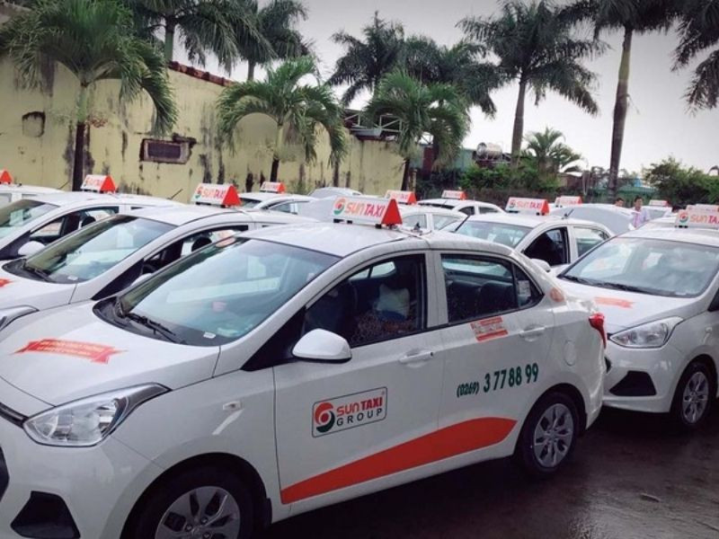 Đội xe taxi Sun Tam Kỳ màu vàng nổi bật, luôn sẵn sàng phục vụ khi bạn cần số taxi Tam Kỳ