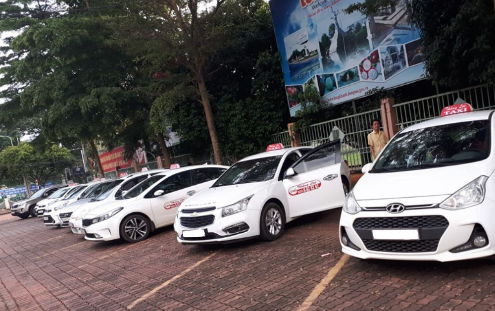 Đội xe Taxi Thắng Lợi Tân Phú Đồng Nai màu vàng nổi bật đang xếp hàng, sẵn sàng phục vụ khách hàng với dịch vụ chất lượng.