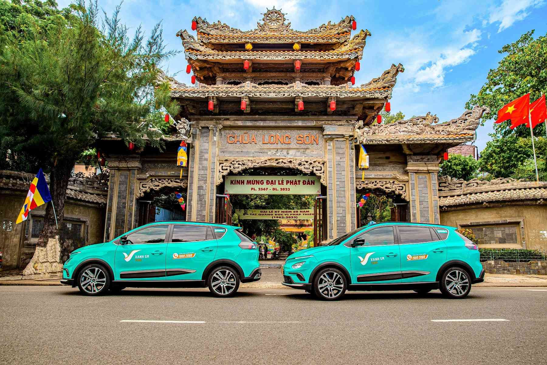 Đội xe taxi Vinfast điện màu xanh hoạt động tại thành phố biển Nha Trang