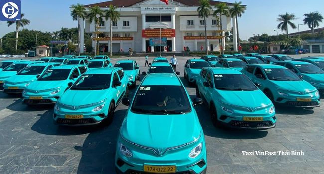 Đội xe taxi VinFast Thái Bình đậu trên đường