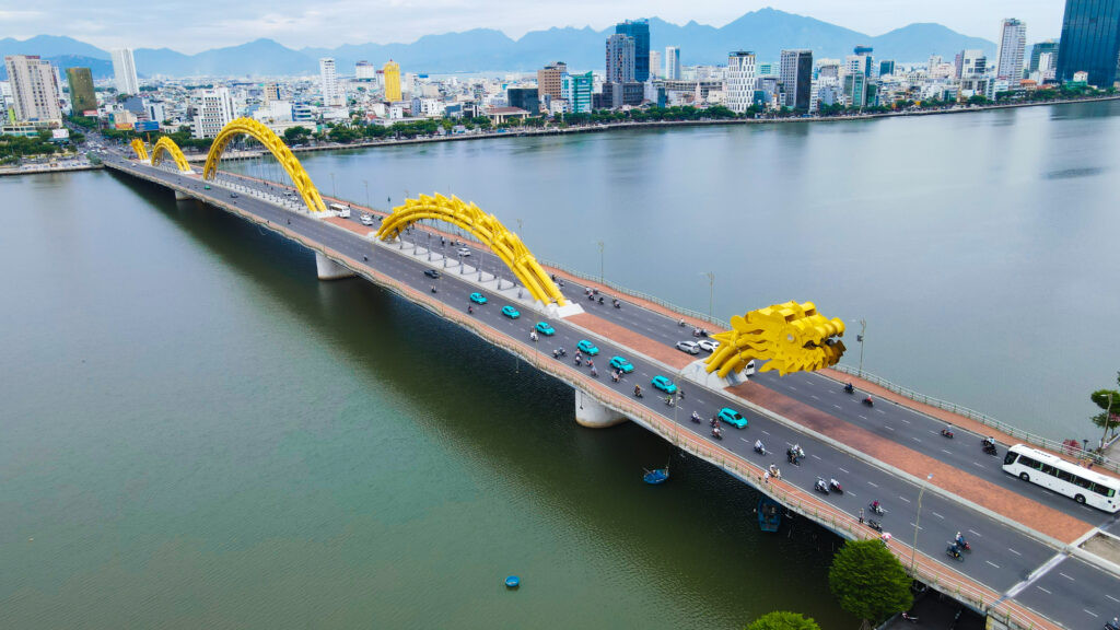 Đội xe taxi xanh rực rỡ đậu tại một khu vực công cộng ở Đà Nẵng, sẵn sàng phục vụ