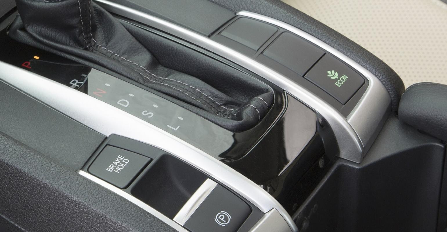 Động cơ xe hoạt động với chế độ lái Eco để giảm tiêu thụ nhiên liệu