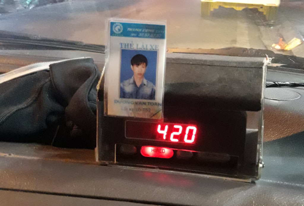 Đồng hồ tính tiền của fake taxi Việt Nam với một màn hình hiển thị đơn giản