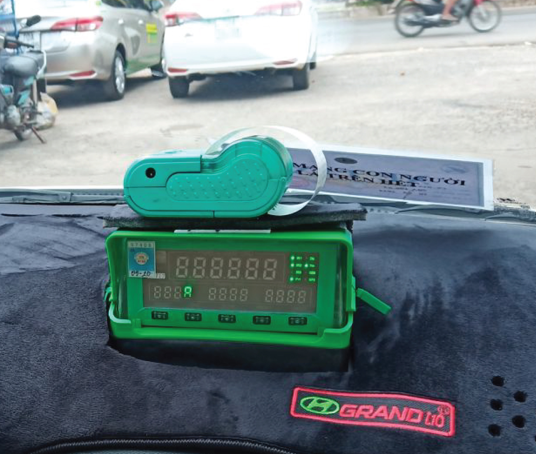 Đồng hồ tính tiền màu xanh bên trong xe taxi Mai Linh