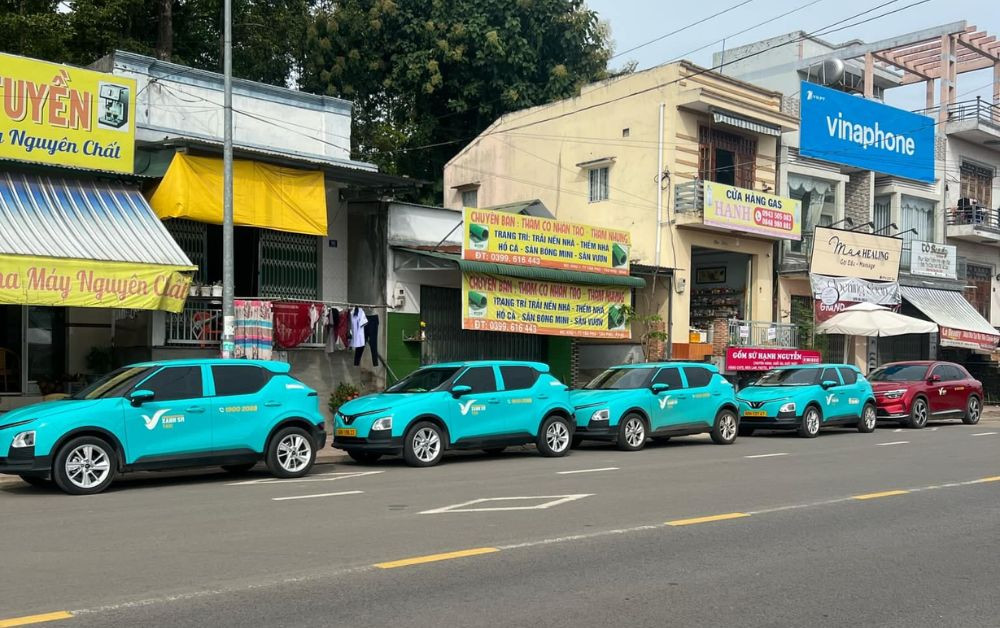 Dòng xe điện Xanh SM màu xanh lá đặc trưng đang được vận hành, mang đến trải nghiệm thân thiện môi trường cho taxi Tân Phú Đồng Nai.