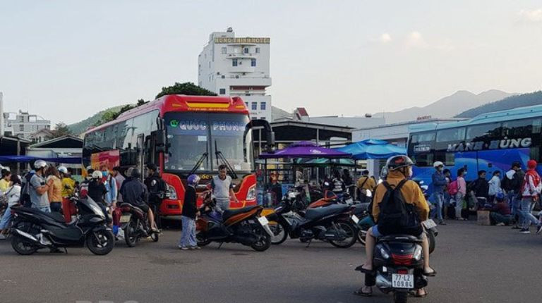 Dòng xe khách đang chờ đón khách tại bến xe Quy Nhơn để đi các tỉnh Tây Nguyên