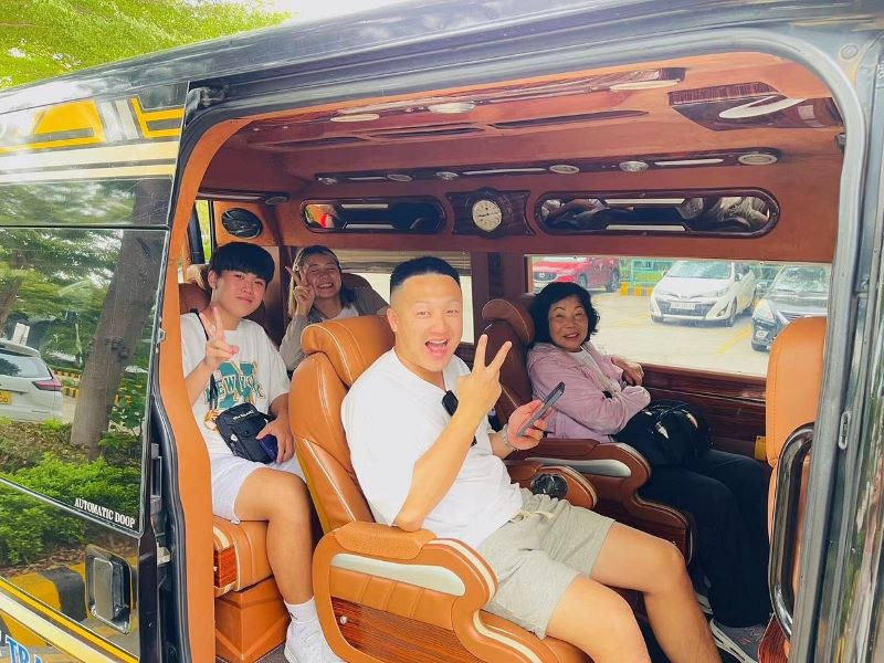 Dòng xe Song Nguyên Travel với biển số rõ ràng, đại diện cho các lựa chọn taxi Chu Lai Quảng Ngãi khác, cùng với taxi Mai Linh Quảng Ngãi.