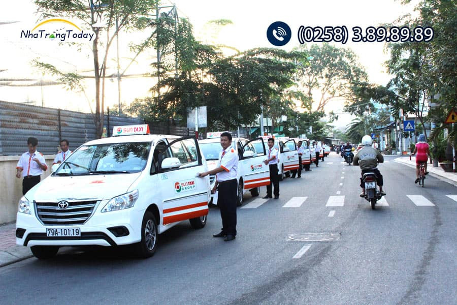 Dòng xe Sun Taxi màu trắng đang chờ khách tại một điểm du lịch