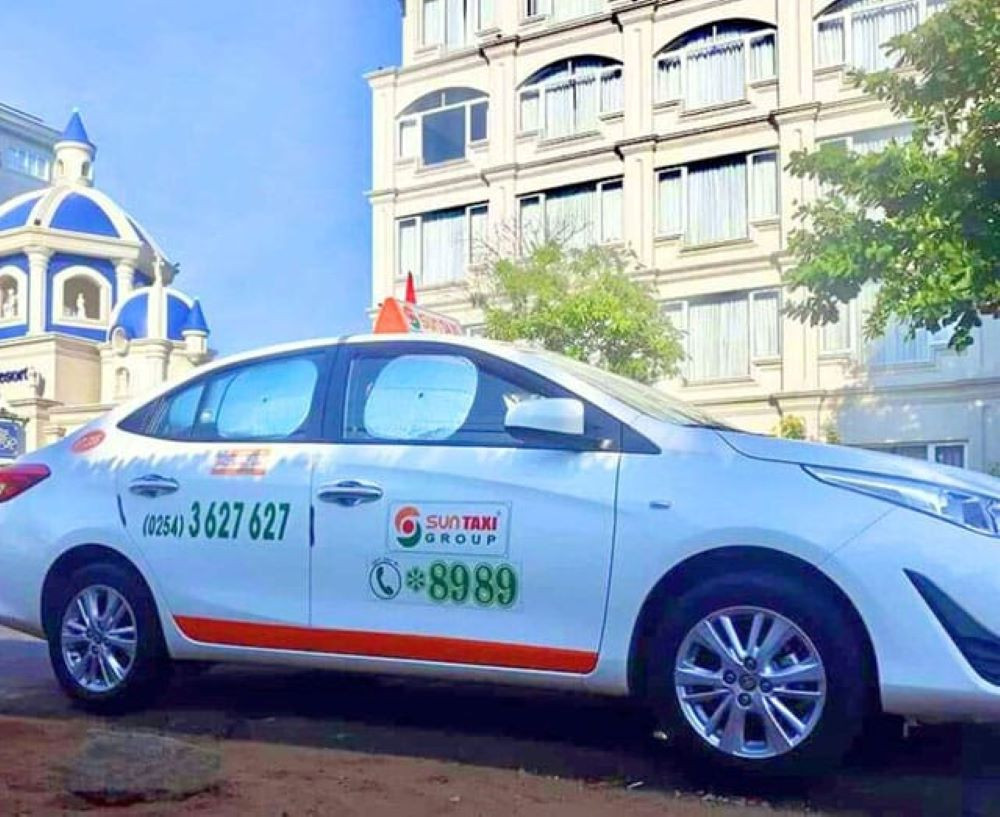Dòng xe Sun Taxi màu trắng-xanh đậu trên đường phố Vũng Tàu