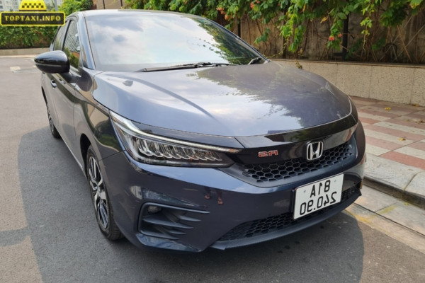Dòng xe taxi 24h Ngọc Hồi với logo nổi bật, đảm bảo dịch vụ mọi lúc mọi nơi.