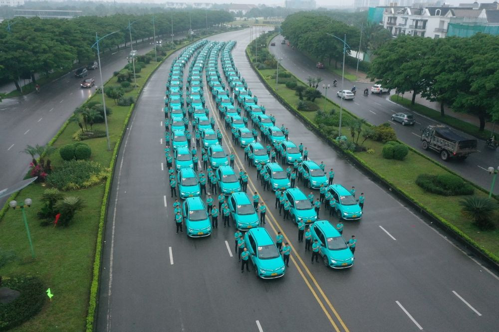 Dòng xe taxi điện Xanh SM với màu xanh đặc trưng, biểu tượng của sự đổi mới trong ngành taxi xanh Hòa Bình
