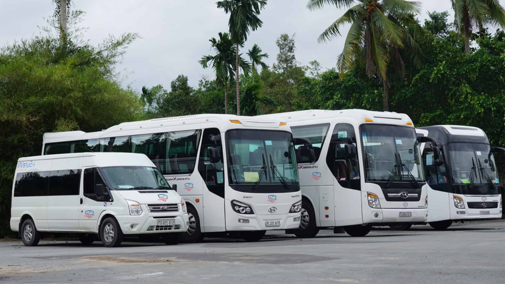 Dòng xe taxi đỗ tại bãi, sẵn sàng phục vụ hành khách cho những chuyến đi 30km hoặc xa hơn.