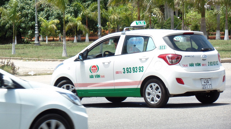 Dòng xe Taxi Hải Vân với nhận diện đặc trưng, sẵn sàng đón khách tại sân bay Đà Nẵng.