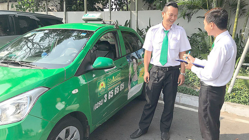 Dòng xe taxi Mai Linh màu xanh lá cây đặc trưng, một trong những lựa chọn phổ biến tại Cần Thơ.