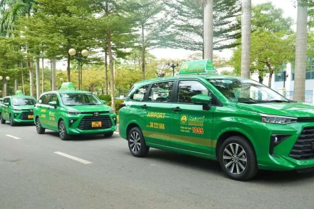 Dòng xe Taxi Mai Linh màu xanh lá quen thuộc, phục vụ nhu cầu di chuyển của người dân và du khách tại Hòa Bình