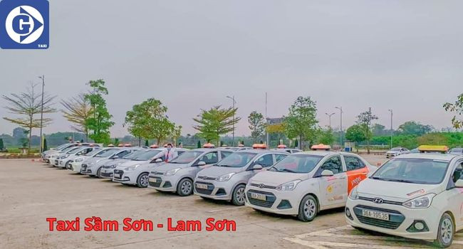 Dòng xe taxi màu xanh dương của hãng Lam Sơn hoạt động tại khu vực trung tâm Sầm Sơn