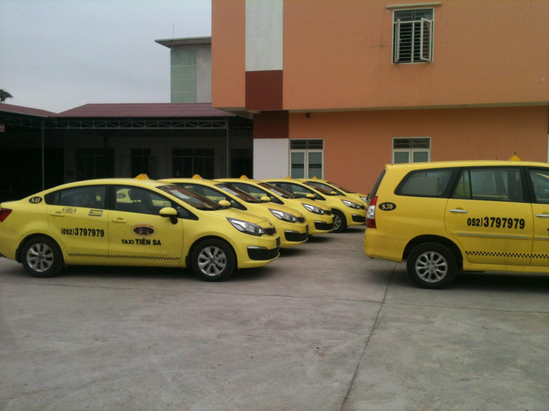Dòng xe taxi Tiên Sa màu vàng chạy trên đường phố Quảng Bình