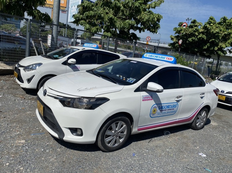 Dòng xe taxi Việt Thanh sang trọng phục vụ tại Sơn Tây, góp phần vào hệ sinh thái taxi cổ đông Sơn Tây