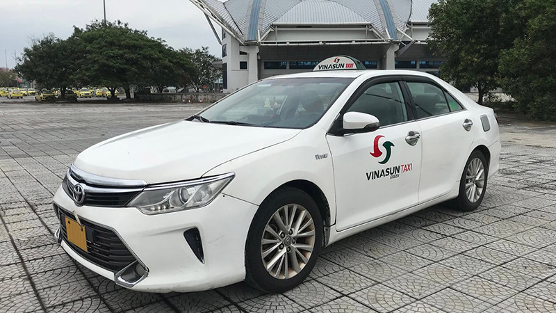 Dòng xe Taxi Vinasun Đà Nẵng màu trắng quen thuộc, phương tiện di chuyển phổ biến cho khách sân bay.