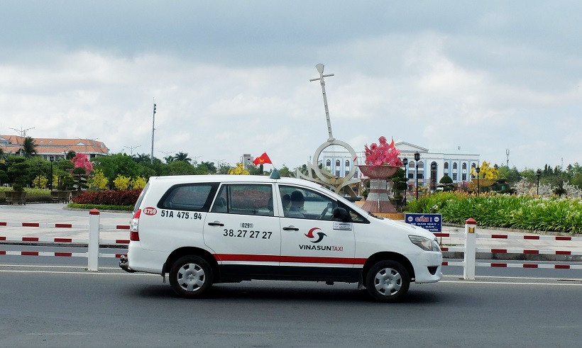 Dòng xe taxi Vinasun màu trắng tại phố cổ Hội An