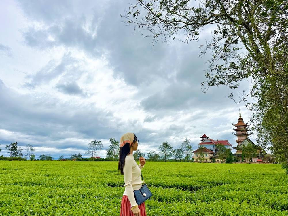 Du khách check-in tại một góc đẹp ở Biển Hồ Chè
