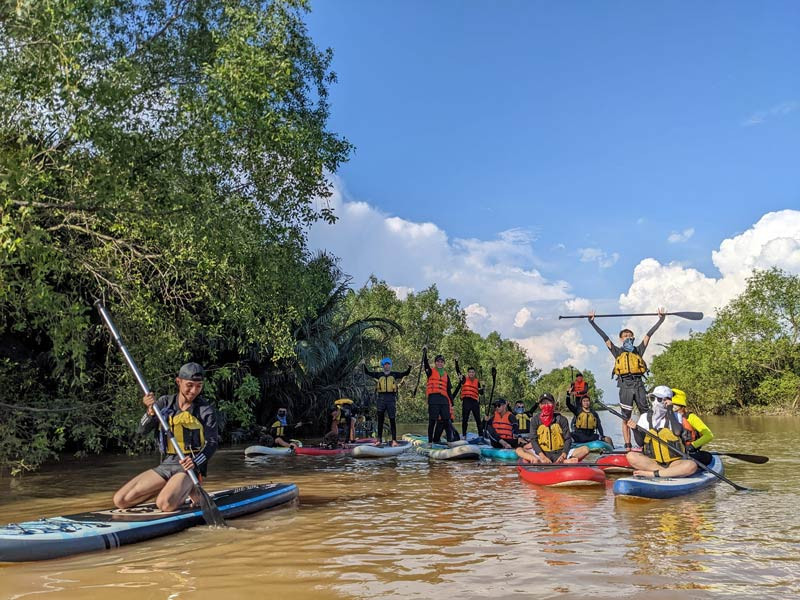 Du khách chèo SUP trên sông Sài Gòn tại Vietgangz Glamping