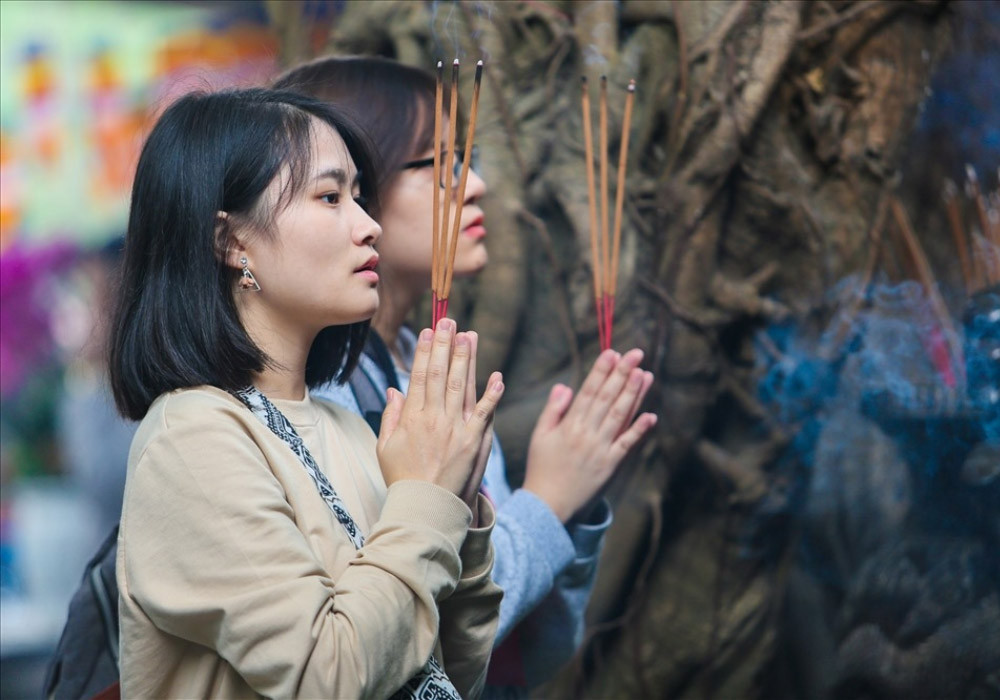 Du khách chiêm bái tại Chùa Bửu Nghiêm