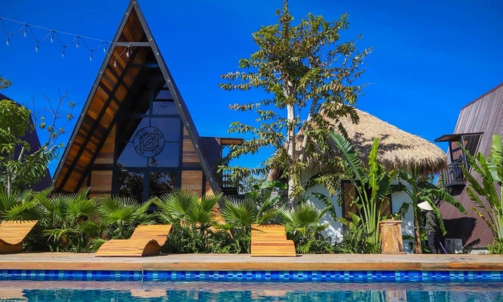 Du khách có thể tùy chọn lưu trú tại các căn nhà view hồ bơi hoặc sân vườn