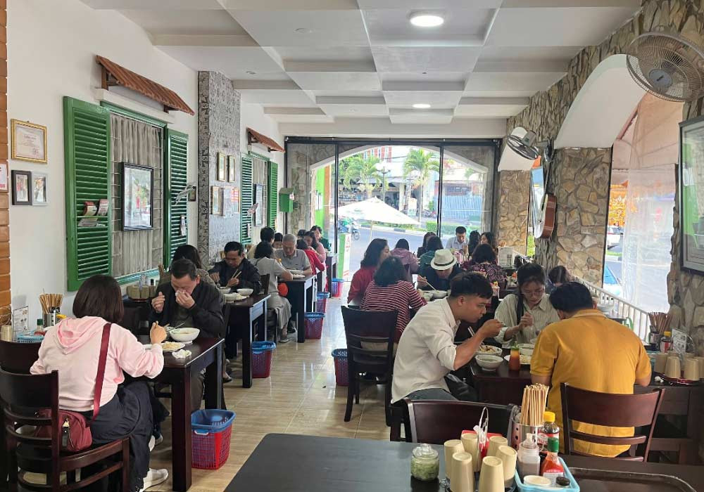 Du khách đang trải nghiệm các món ăn đặc sản tại một quán ăn địa phương nổi tiếng ở Gia Lai